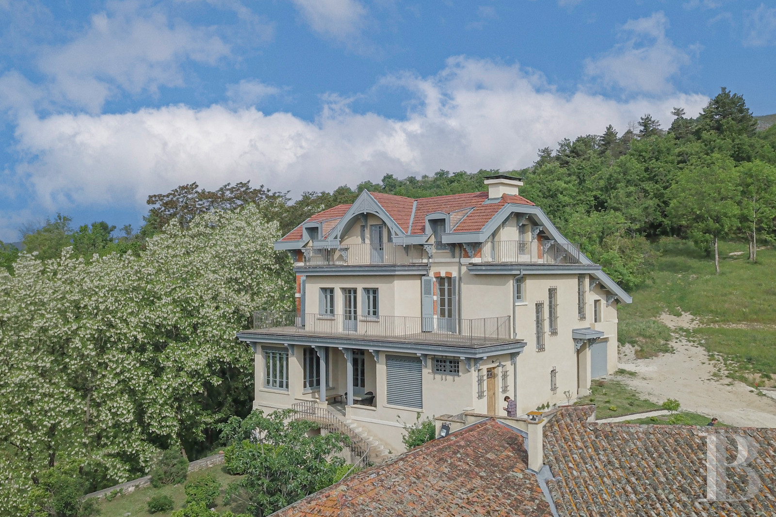 Dans la Drôme, au nord de Valence, un ancien relais de chasse de 1860 devenu annexe indépendante d’un hôtel renommé - photo  n°1